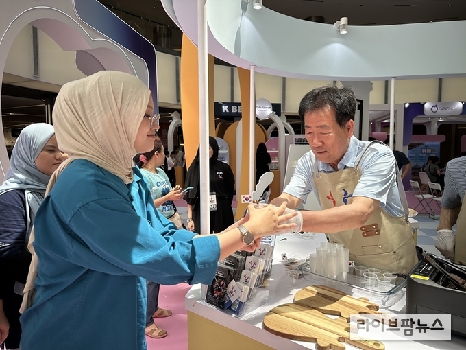 민경천 한우자조금관리위원장, 방문객들에게 한우 불고기 시식 진행 (사진=한우자조금 제공)