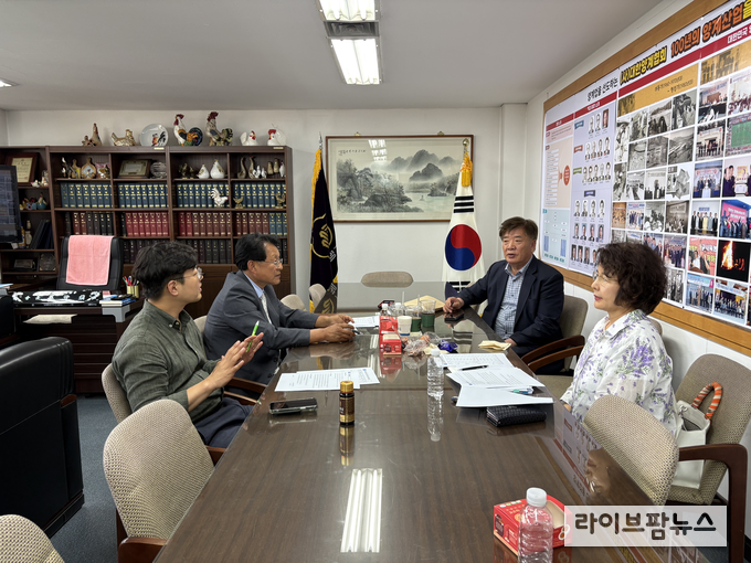 대한양계협회와 (사)한국동물복지산란계협회는 17일, 본회 회의실에서 평사사육 산란계위원회 협의체를 구성했다.
