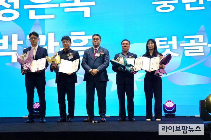 안두영 대한산란계협회장이 농림식품부장관 표창장 수상자들과 찍은 단체사진.