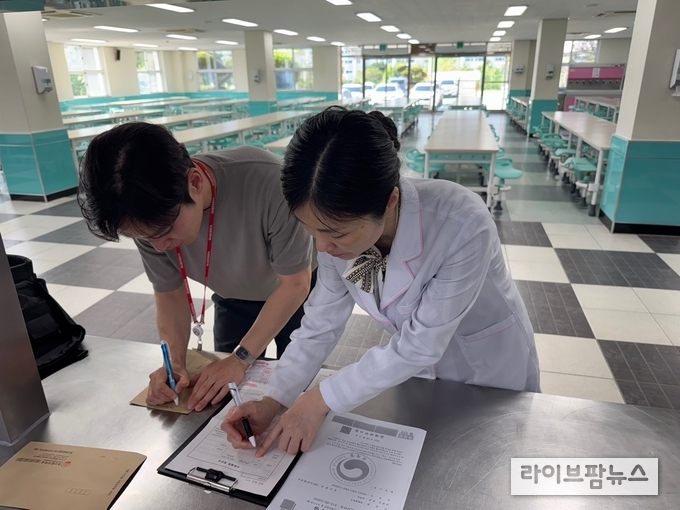 축산물품질평가원 부산울산경남지원은 6월 경상남도 김해시 소재 2개 학교를 대상으로 축산물이력제 이행실태 점검을 실시했다.