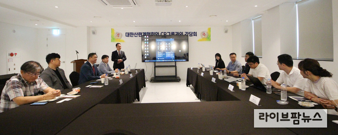 대한산란계협회(회장 안두영)는 지난 19일, 대전 유성 소재 호텔ICC 토파즈홀에서 태국 CP그룹 뤼쯔빈 부회장을 비롯한 담당자들과 간담회를 가졌다.