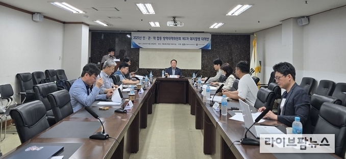대한한돈협회는 24일 제2축산회관 대회의실에서 2025년 제1차 민·관·학 합동 방역대책위원회 돼지열병 대책반회의를 개최하고 돼지열병 청정화 계획과 청정화 달성을 위한 마커백신 전면 지원 전환 계획을 논의했다.
