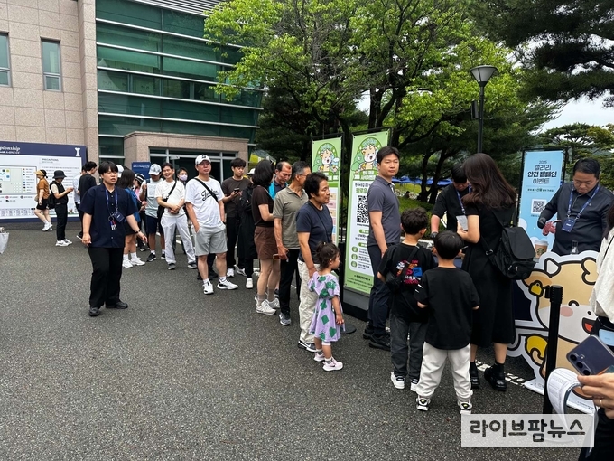 지난 19일부터 22일까지 경남 양산시 소재 에이원컨트리클럽에서 열린 ‘제68회 KPGA 선수권대회 with A-ONE CC’ 현장에서, 한우자조금관리위원회가 일반 관람객을 대상으로 체험형 한우 이벤트를 진행하고 있다.(사진=한우자조금 제공)