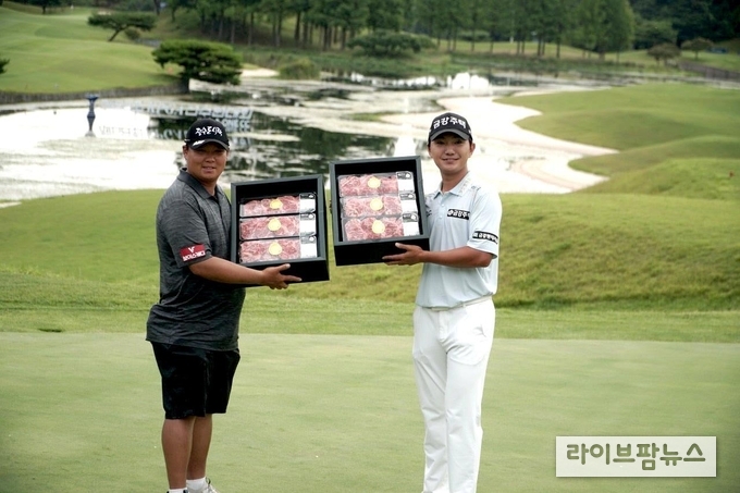 '제68회 KPGA 선수권대회 with A-ONE CC' 우승자가 한우 선물세트를 들고 기념촬영을 하고 있다.(사진=한우자조금 제공)
