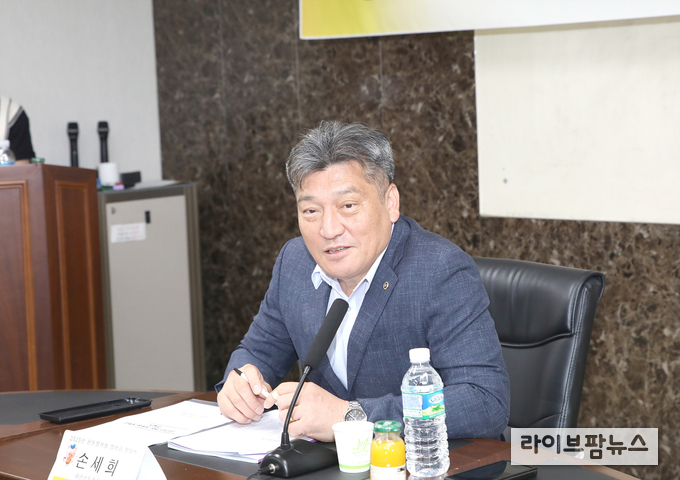인사말하는 손세희 회장.