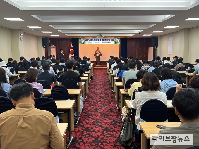한국종축개량협회는 지난 25일 ~ 26일 양일간 전국의 젖소개량담당자, 등록 및 검정위원, 전산입력담당자 약 130명이 참석한 가운데 라마다 수안보호텔에서 2025년 젖소등록 및 검정위원 보수교육을 개최했다.