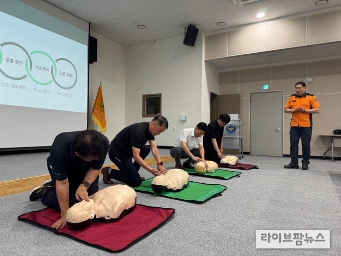 심폐소생술 실습 모습.