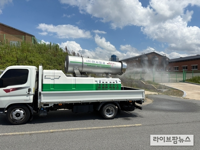 농촌진흥청은 장마철 집중호우 시기, 아프리카돼지열병(African Swine Fever) 유입을 차단할 수 있도록 양돈농가에 철저한 사전 점검과 방역 수칙 실천을 당부했다.