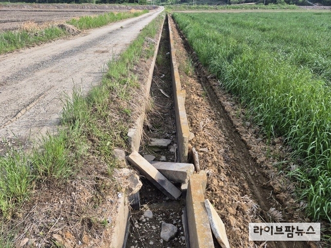 노후시설물 및 시설물 파손 사례로 용배수로 노후화 파손 모습.<사진:한국농어촌공사 제공>