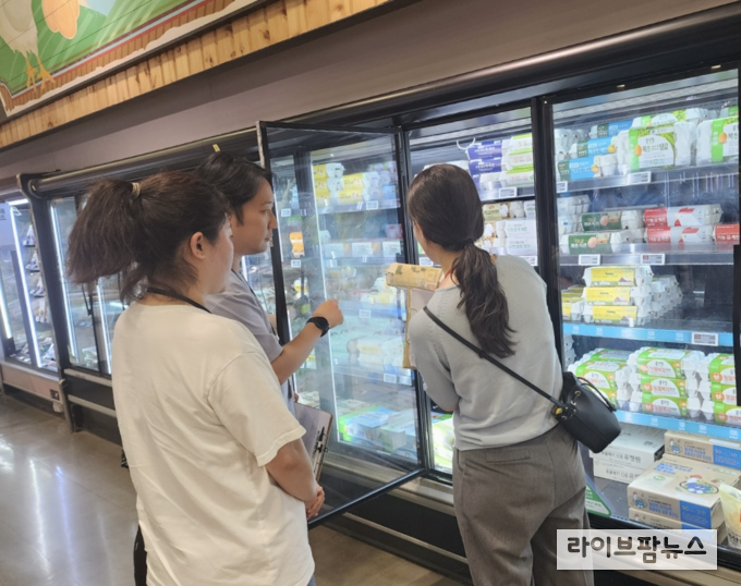 축산물품질평가원 대전충남지원은 지난 8일 충남소비자공익네트워크(회장 손순란)와 함께 롯데마트 성정점을 방문하여 시중에 유통 중인 등급란에 대한 품질 점검을 실시했다.