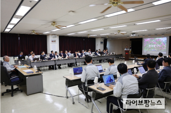 우성, 우성사료 2025 하반기 경영전략회의 한재규 대표이사 강연 모습.