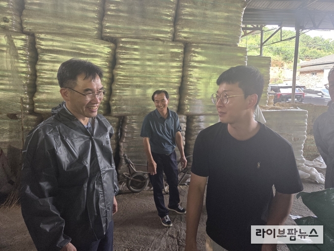 축산과학원 임기순 원장은 10일 경상남도 창녕군 대합면에 있는 젖소농장을 방문해 폭염 대응 실태를 점검하고, 현장 의견을 들었다.