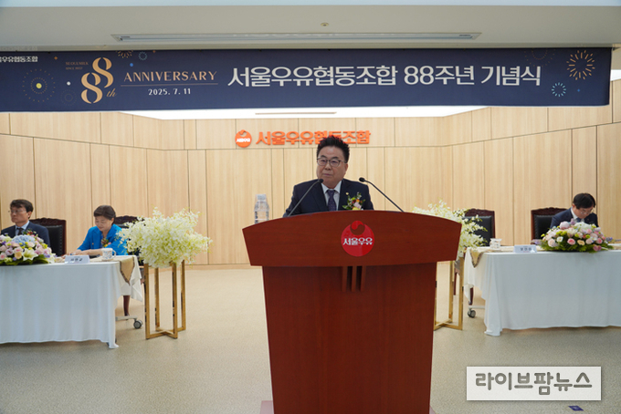 문진섭 조합장이 기념사를 하고있다.