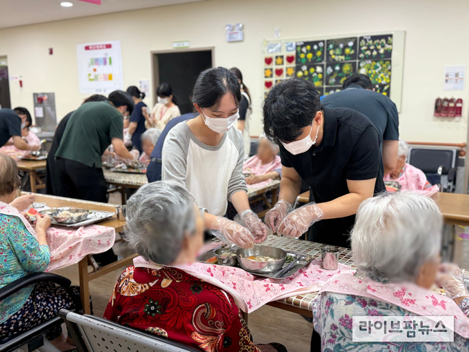 축산환경관리원은 지난 15일 복날을 맞아 세종시에 위치한 노인복지시설 ‘평안의 집’을 방문해 삼계탕 배식 봉사활동을 진행했다.