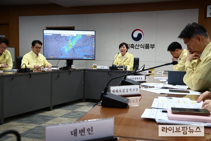 농림축산식품부는 18일 농업분야 호우 대처상황 긴급 점검회의를 개최했다.
