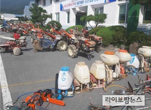 농림축산식품부는 농기계협동조합, 주요 6개 농기계 업체, 농협중앙회 등과 협업하여 이번 집중호우로 침수 피해를 입은 농기계를 신속하게 수리할 수 있도록 지원하기로 했다.