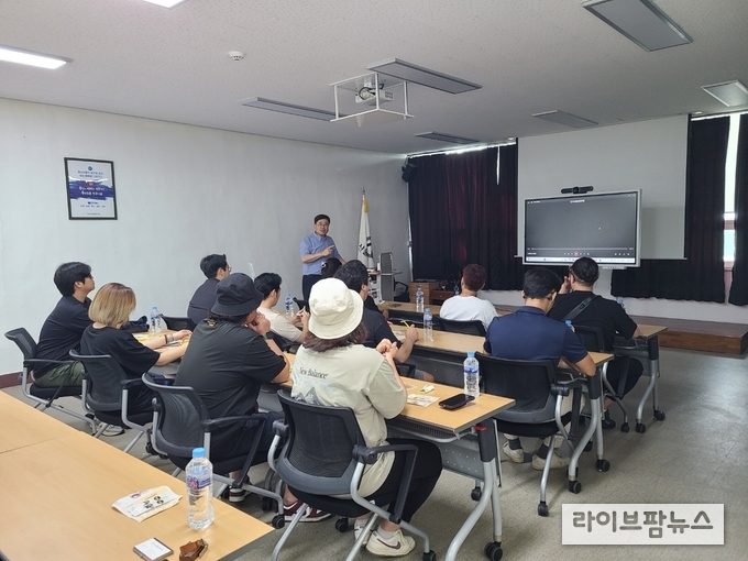충북농업마이스터대학 한우반 교육생들에게 최치환 축산물품질평가원 충북지원장이 한우산업의 전망에 대해 강의를 하고 있다.