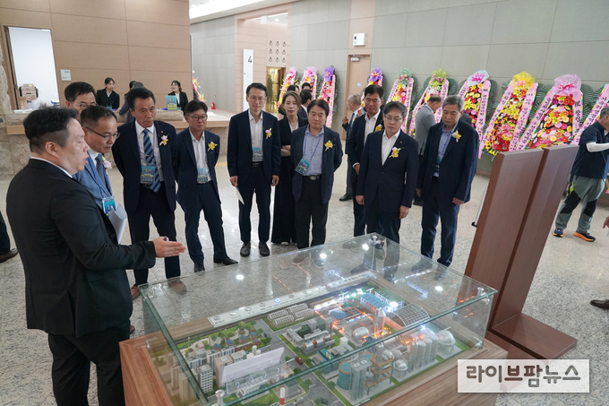 VIP가 복도 전시 된 가축분뇨 자원화 과정을 관람하는 모습.