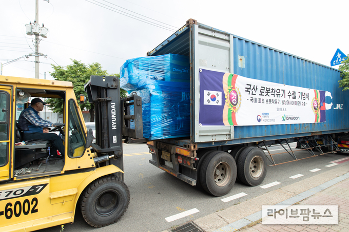 농촌진흥청 국립축산과학원이 8월 6일 인천광역시 서구에 위치한 민간기업 (주)다운과 공동 개발한 '데어리봇' 7대를 대만에 수출하기 위해 트레일러에 상차 하고 있다.<br>
<사진=농촌진흥청>