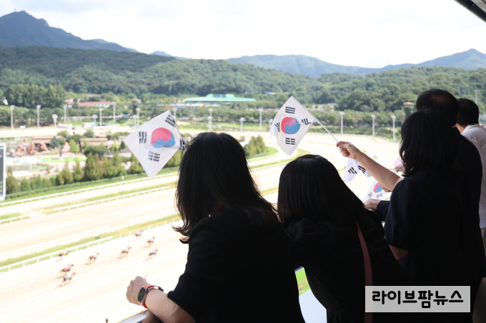 한국마사회는 지난 16일, 렛츠런파크 서울에서 광복 80주년을 맞아 독립유공자 후손 27명을 초청하여 기념행사를 개최했다. 광복80주년 기념경주 관람하는 모습.