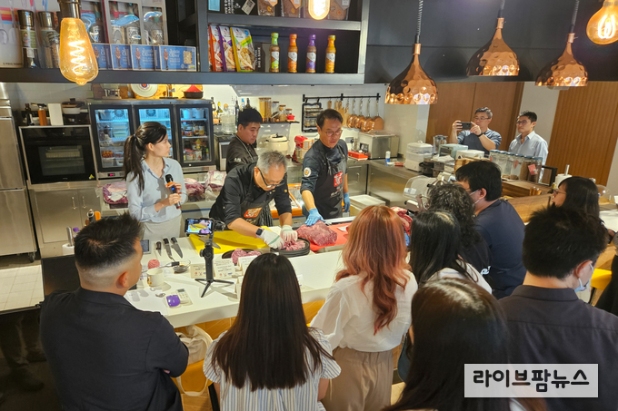 엘리트사(Elite)의 한우마스터클래스에서 한우부위를 설명하고 있는 고용재 셰프.