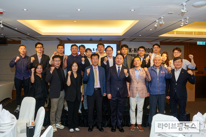 2025 홍콩 K-한우세미나에 참석한 한우 수출사 및 현지 수입사, 한인단체, 기관 등이 함께 기념촬영을 하고 있다.