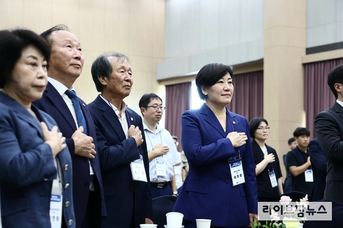 농림축산식품부는 19일 오후 정부세종컨벤션센터 4층 국제회의장에서 ‘함께 만드는 케이(K)-농정 협의체’ 출범식을 개최했다.