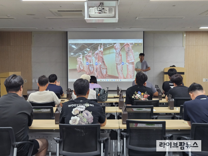 축산물품질평가원 대전충남지원은 청년농업인의 경쟁력 강화를 위해 21일, 충남도 축산기술연구소와 함께 ‘청년 창업 인큐베이터 교육’을 진행했다.