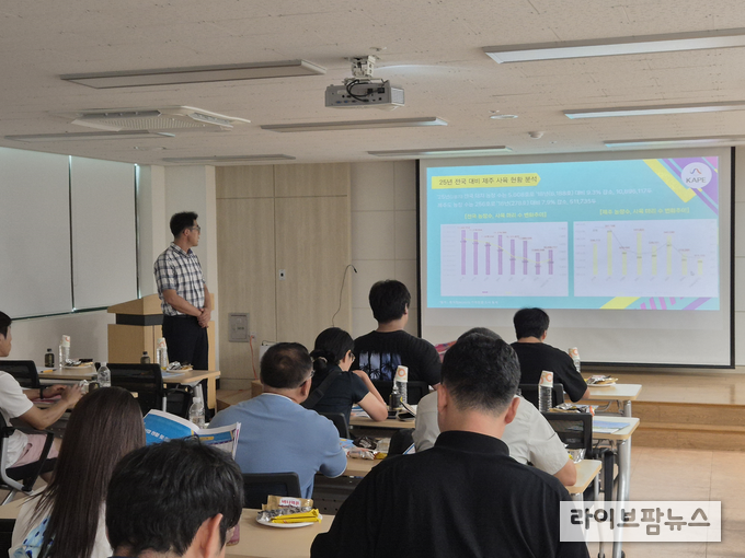 축산물품질평가원 제주지원은 지난 20일 제주양돈농협 축산물종합유통센터 회의실에서 제주양돈농협 성공대학 교육생, 생산자 조합, 임직원 등 20여 명을 대상으로 ‘제주 양돈산업 품질관리 및 탄소 저감기술 교육’을 실시했다.