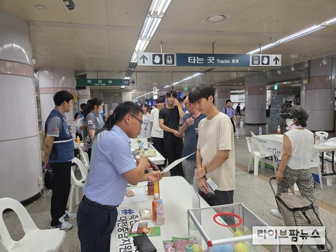 축산물품질평가원 대전충남지원은 22일 대전시청역 광장에서 “불을 끄고 별을 켜다”라는 슬로건으로 개최된 ‘제 22회 에너지의 날’ 행사에 참여했다.