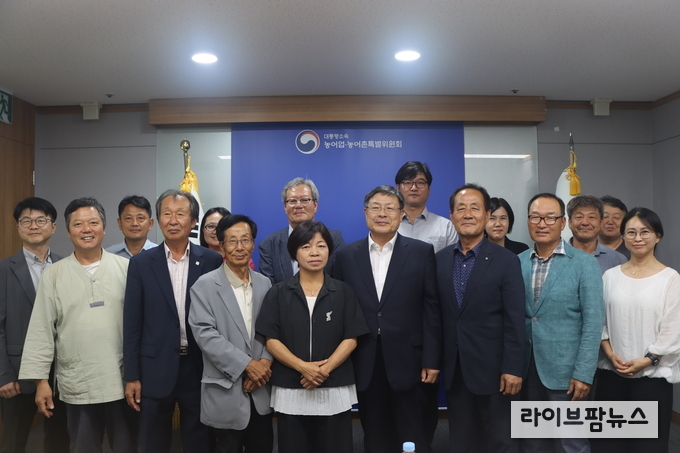 대통령직속 농어업·농어촌특별위원회는 25일, 서울 종로구 소재 농특위 대회의실에서 ‘농업인단체 간담회’를 개최했다.