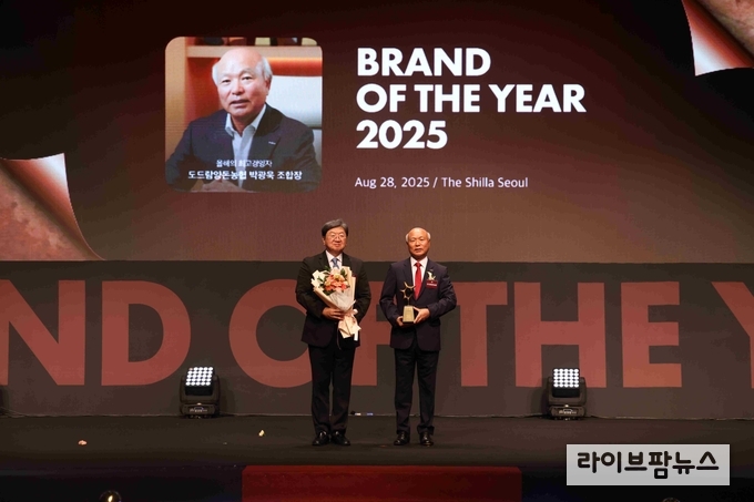 ‘2025 올해의 브랜드 대상 시상식에서 ‘최고경영자 부문’을 수상한 박광욱 도드람양돈농협 조합장(우측)