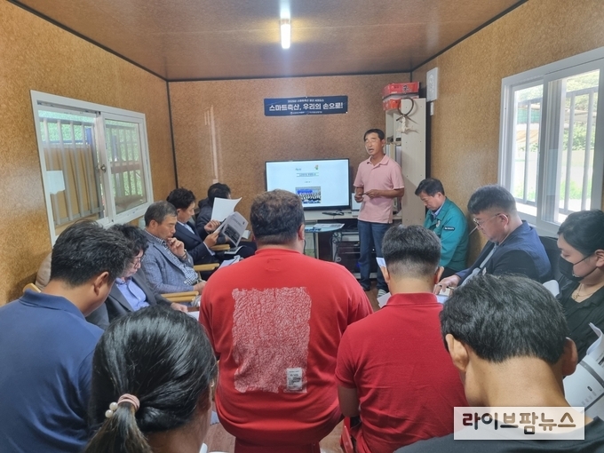 축산물품질평가원 부산울산경남지원은 29일 합천군 대명축산에서 스마트축산 장비 신규 도입 농가 및 도입 희망 농가를 대상으로 스마트축산 간담회를 개최했다.