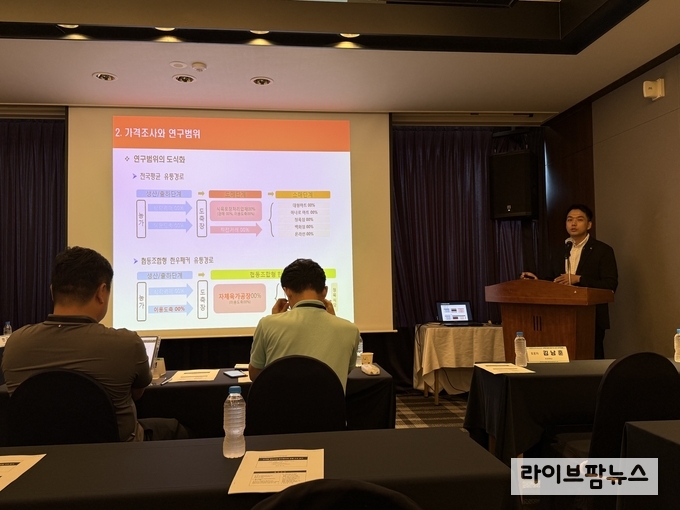 축산물품질평가원 전북지원은 29일 한국농식품정책학회가 운영하는 ‘2025 하계학술대회’에 참여, ‘한국형 협동조합 한우 패커의 유통 구조 분석’이라는 주제를 통해 협동조합형 한우 패커의 실질적인 유통 비용 조사 자료를 제공했다.