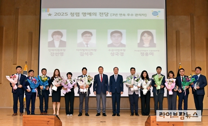 한국농수산식품유통공사는 1일 나주 본사에서 전 임직원이 참석한 가운데 ‘2025년도 aT청렴리더상’ 시상식을 개최했다. aT 홍문표 사장(좌측 7번째), 전종화 상임감사(좌측 8번째)