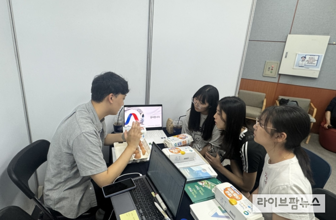 축산물품질평가원 경기지원은 지난 4일 중앙대학교에서 열리는 ‘대학교 재학생 대상 취업박람회(취업페스타)’에 참가하여 기관의 채용 정보를 제공하고 등급 계란 제도를 홍보했다.