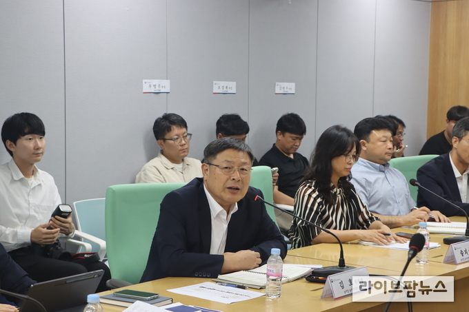 농어업·농어촌특별위원회는 8일, 한국농축산연합회와 간담회를 열고 새 정부의 농업 분야 국정과제를 설명하며 농업·축산 현장의 애로사항을 청취했다.