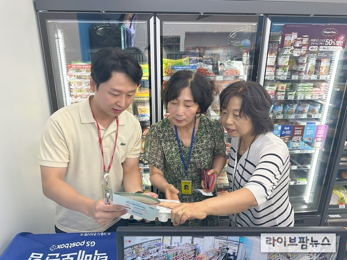 축산물품질평가원 경기지원과 소비자공익네트워크 합동 모니터링단이 등급란의 유통현황을 점검하고 있다.