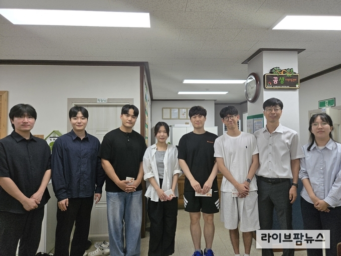 대학생 장학금 전달 모습.