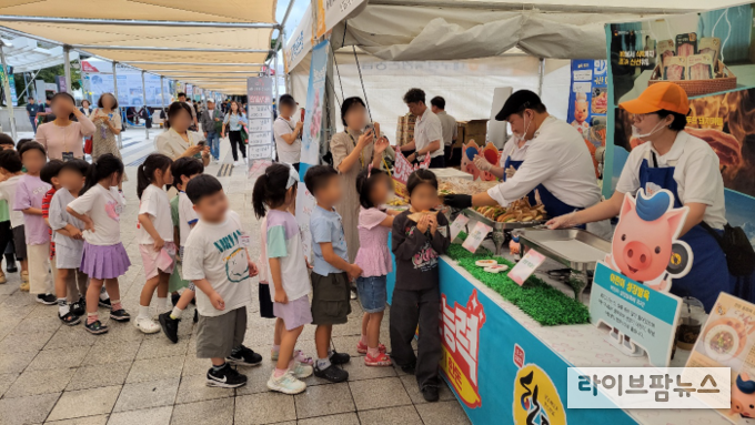 신선한 한돈으로 만든 ‘한돈 떡갈비 버거, 한돈 불고기 또띠아, 한돈 강정’등을 맛볼 수 있는 시식행사에는 아이, 어른 구분없이 많은 관람객의 발길이 몰렸다.