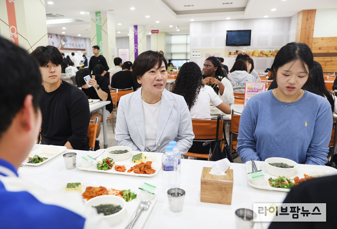 송미령 농림축산식품부 장관은 18일 전북대학교와 국가식품클러스터 산업단지 정책 현장을 방문하여 ‘천원의 아침밥’을 지원받는 대학생과 신규로 지원받을 산단 근로자와 소통하는 시간을 가졌다.