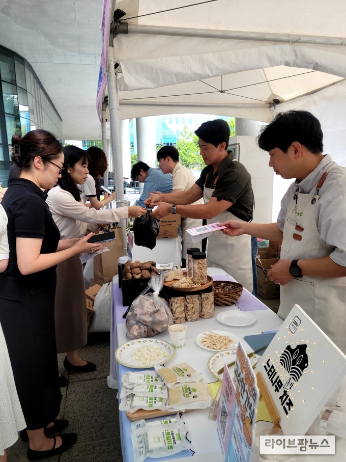 농림수산식품교육문화정보원은 ‘청년의 날’을 맞아 18일, 정부세종청사에서 ‘청년농부 세종정부청사 농산물 판매전’을 개최했다.