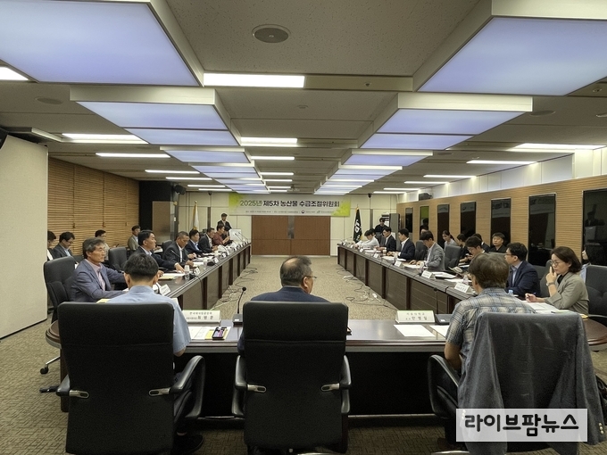 농림축산식품부는 19일 오후 서울 에이티(aT)센터에서 2025년 제5차 농산물 수급조절위원회를 개최했다.