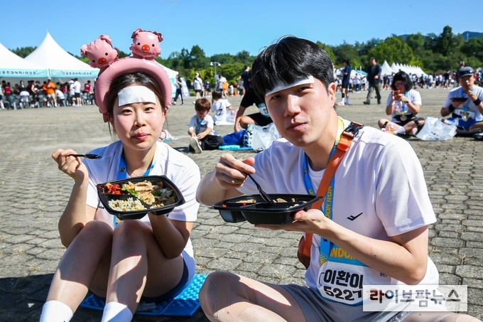 한돈 삼겹구이, 한돈 불고기, 라드유 볶음밥으로 구성된 ‘한돈 도시락’을 먹으며 휴식을 취하는 참가자.