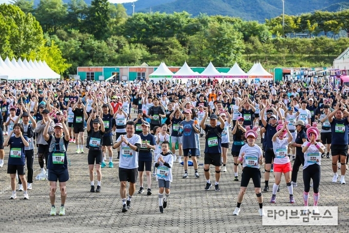 ‘2025 한돈런’ 참가자들이 치어리더와 함께 출발 전 준비운동을 하고 있다.