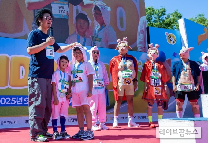 유쾌하고 기발한 의상을 입고 ‘베스트드레서’ 상 심사를 기다리는 참가자들.