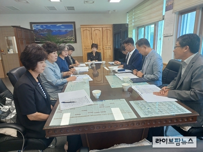 국립농산물품질관리원 경남지원은 23일 경남·울산지역 소비자단체 대표를 초청해 소비자 눈높이에 맞는 농식품 안전관리 추진 방향 등 농정현안에 대한 설명과 함께 다양한 의견 수렴을 위한 간담회를 개최했다.