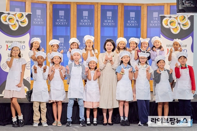 농림축산식품부와 한국농수산식품유통공사는 지난 24일 뉴욕총영사관과 함께 맨해튼에 위치한 코리아소사이어티(The Korea Society)에서 김혜경 여사와 한국학교 어린이들이 참가한 가운데 K-푸드 김밥만들기 쿠킹클래스를 개최했다.