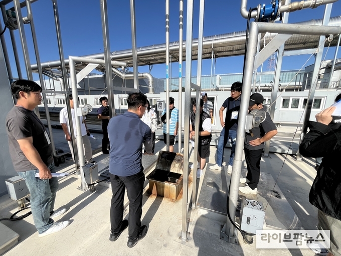 제주양돈농협 가축분뇨공동자원화공장에서 친환경 자원화 시설을 견학하고 있는 청년 한돈인들.