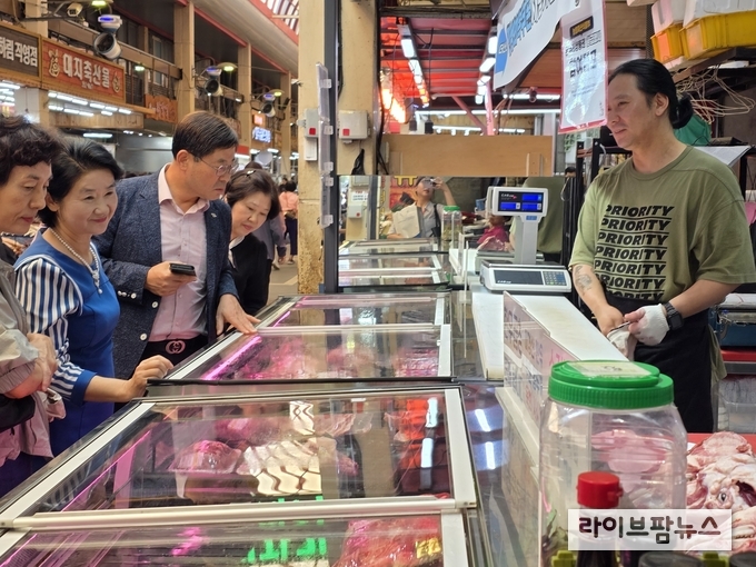 최치환 축산물품질평가원 충북지원 전통시장 내 정육점에서 물가점검 및 의견청취를 하고 있다.